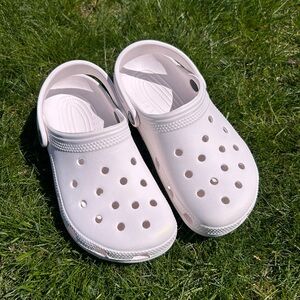 White Crocs Women’s 7 Men’s 5